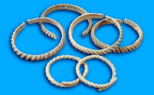 Anillos de bronce, Wilschdorf, Edad de Bronce, hallazgo arqueológico Sajonia, Edad de Bronce Alemania, Wilschdorf descubrimiento, ofrendas rituales prehistóricas, Landesamt für Archäologie Sachsen, detectorista Alemania, joyas prehistóricas Europa Central, arqueología alemana 2026