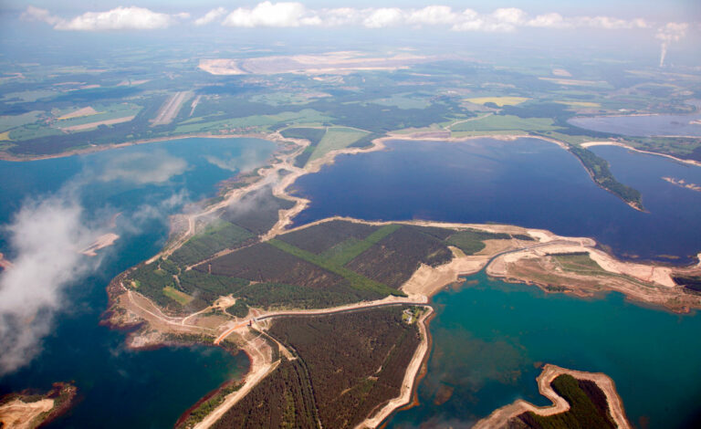 Lusacia, Brandeburgo, Sajonia, Lagos artificiales Lusacia Alemania, Lakeland lusaciano megaproyecto, reconversión minera Lusacia, lagos postmineros Brandeburgo Sajonia, LMBV minas lignito Alemania, turismo lacustre Lusacia 2026, lago Sedlitz apertura 2026, transformación territorial minería Alemania