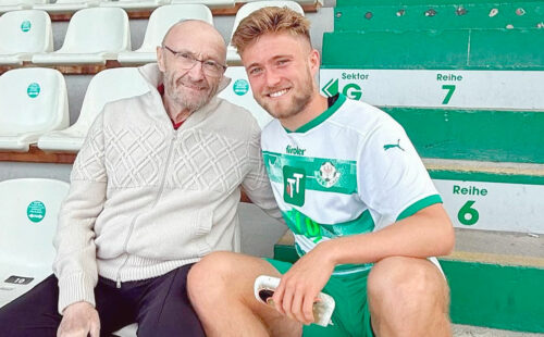 Mathew Collins, Phil Collins, Austria Salzburgo, segunda división, Phil Collins hijo Austria, Hannover 96 juveniles, WSG Tirol fútbol, Orianne Cevey hijo futbolista, fútbol austriaco 2026, Phil Collins familia, Genesis hijo futbolista