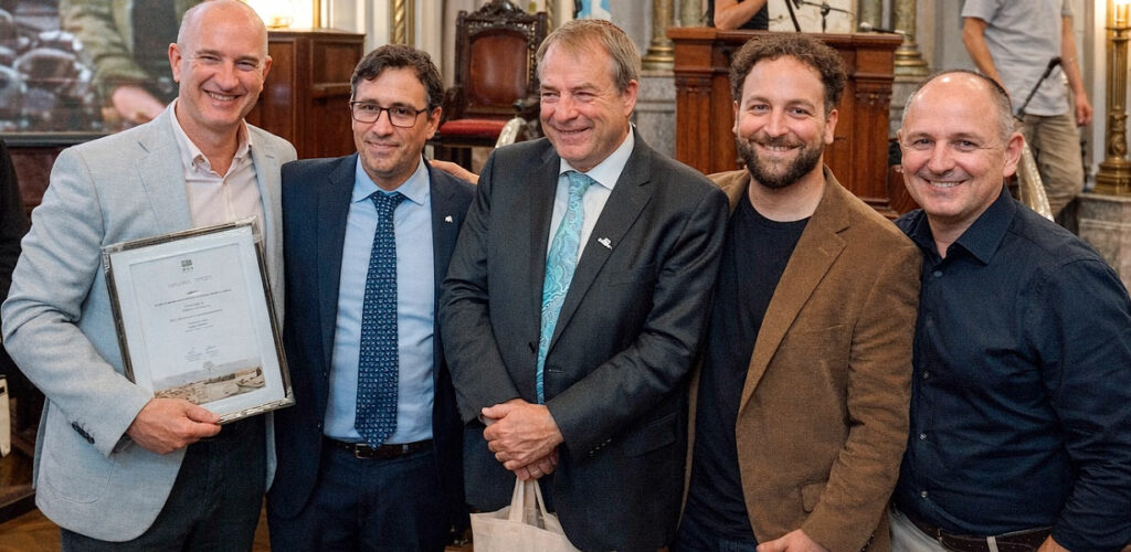 Stiftung Verbundenheit, Gueto de Varsovia, Sinagoga de Rosario, Levantamiento Gueto de Varsovia Rosario 2026, Stiftung Verbundenheit Argentina memoria Shoá, DAIA Rosario conmemoración Shoá, Federico Luchtenberg comunidad alemana Argentina, Dieter Lamlé embajador Alemania Rosario, FAAG memoria holocausto Argentina, Nie wieder ist jetzt comunidad alemana