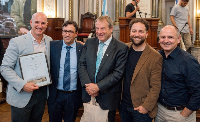 Stiftung Verbundenheit, Gueto de Varsovia, Sinagoga de Rosario, Levantamiento Gueto de Varsovia Rosario 2026, Stiftung Verbundenheit Argentina memoria Shoá, DAIA Rosario conmemoración Shoá, Federico Luchtenberg comunidad alemana Argentina, Dieter Lamlé embajador Alemania Rosario, FAAG memoria holocausto Argentina, Nie wieder ist jetzt comunidad alemana