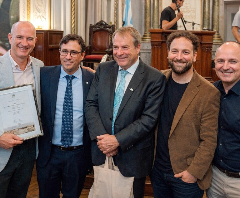Stiftung Verbundenheit, Gueto de Varsovia, Sinagoga de Rosario, Levantamiento Gueto de Varsovia Rosario 2026, Stiftung Verbundenheit Argentina memoria Shoá, DAIA Rosario conmemoración Shoá, Federico Luchtenberg comunidad alemana Argentina, Dieter Lamlé embajador Alemania Rosario, FAAG memoria holocausto Argentina, Nie wieder ist jetzt comunidad alemana