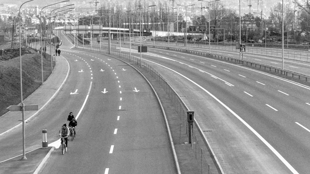 Suiza, democracia directa, consultas populares, votaciones populares, referéndums suizos, iniciativa popular Suiza, vacas con cuernos referéndum, Armin Capaul, IG Hornkuh, prohibición absenta Suiza, hada verde licor, cazas F/A-18 Meiringen, domingos sin autos Suiza, derecho matrimonial suizo 1985, historia política Suiza