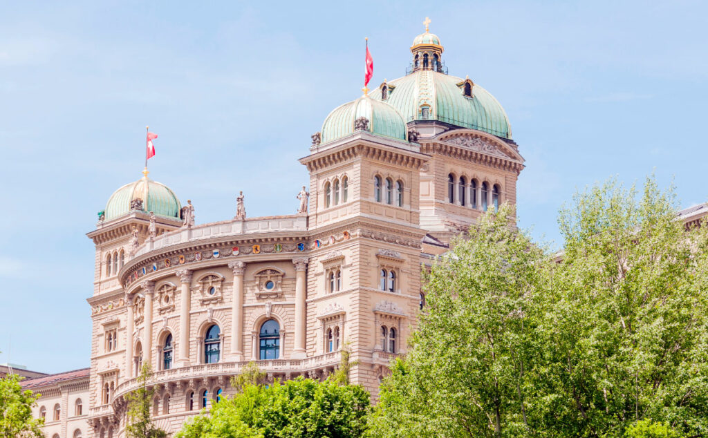 Suiza, democracia directa, consultas populares, votaciones populares, referéndums suizos, iniciativa popular Suiza, vacas con cuernos referéndum, Armin Capaul, IG Hornkuh, prohibición absenta Suiza, hada verde licor, cazas F/A-18 Meiringen, domingos sin autos Suiza, derecho matrimonial suizo 1985, historia política Suiza