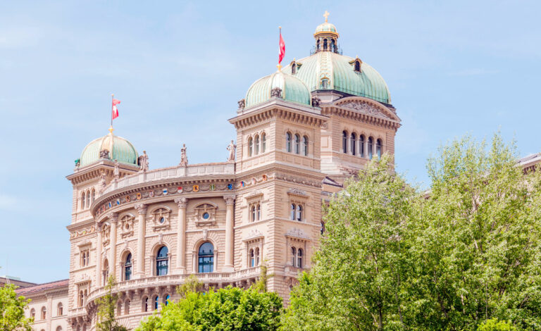 Suiza, democracia directa, consultas populares, votaciones populares, referéndums suizos, iniciativa popular Suiza, vacas con cuernos referéndum, Armin Capaul, IG Hornkuh, prohibición absenta Suiza, hada verde licor, cazas F/A-18 Meiringen, domingos sin autos Suiza, derecho matrimonial suizo 1985, historia política Suiza