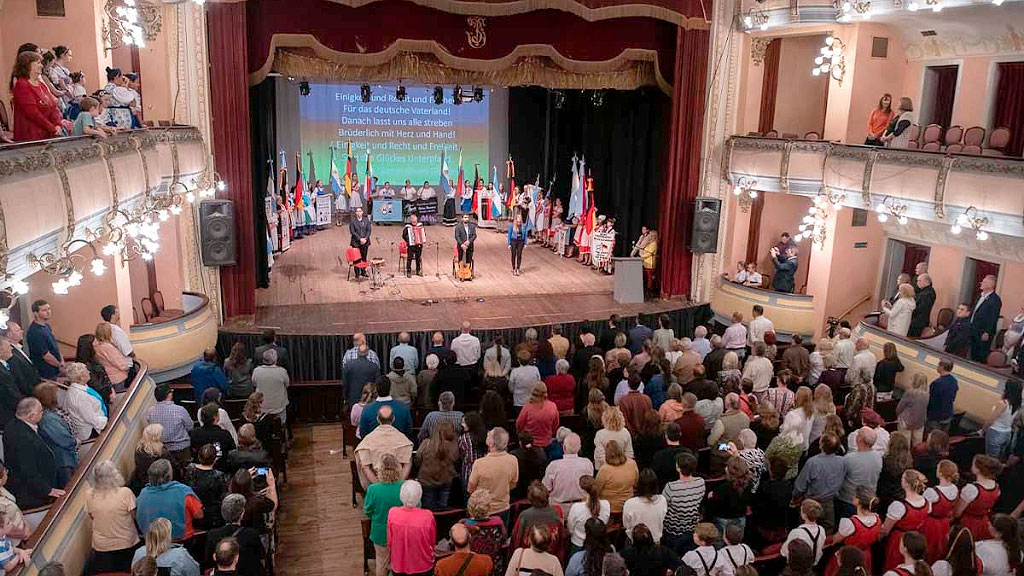 Alemanes del Volga, Paraná, Dieter Lamlé, gala Día del Alemán del Volga, Teatro 3 de Febrero Paraná, inmigración alemana Argentina 200 años, embajador Dieter Lamlé, comunidad alemana Entre Ríos, Stiftung Verbundenheit Argentina, FAAG Federación Argentino-Germana, Rogelio Frigerio Entre Ríos, colectividad alemana Argentina