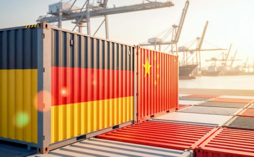 Alemania, China, Fundación Friedrich Naumann para la Libertad, Alemania dependencia China, importaciones alemanas China 2025, baterías litio China Alemania, paneles solares China, antibióticos importaciones Alemania, tierras raras China, Fundación Friedrich Naumann estudio, Katherina Reiche viaje China, Estrategia China 2023 Alemania, Frederic Spohr FDP, Statistisches Bundesamt