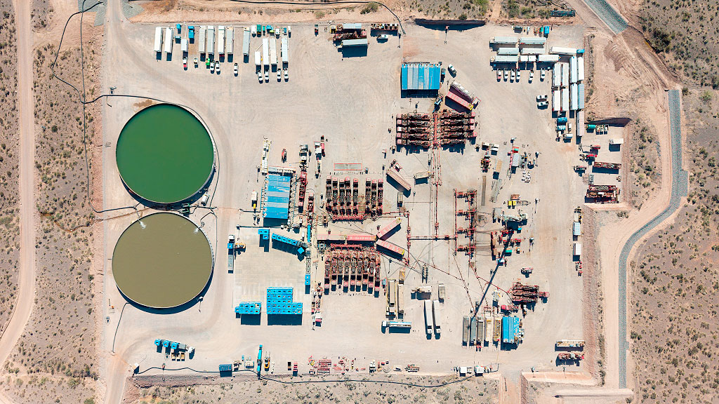 Vaca Muerta, Neuquén, Argentinien, Ölproduktion Argentinien, Neuquén Wirtschaftswachstum, Schieferöl Argentinien, Energieexporte Argentinien, Vaca Muerta Rekordproduktion, Neuquén Unternehmen, Erdöl Argentinien, Gasproduktion Neuquén, YPF Vaca Muerta, Argentinische Energieindustrie, Shale Oil Argentinien, Shale Gas Neuquén, Politikon Chaco, Wirtschaft Argentiniens, Energieboom Argentinien, Neuquén wächst stärker als alle anderen Provinzen, Vaca Muerta verändert Argentiniens Wirtschaft, Zwei Drittel des argentinischen Erdöls kommen aus Neuquén, Energieexporte treiben Argentiniens Handelsüberschuss, Neuquén bleibt einzige Provinz mit Unternehmenswachstum