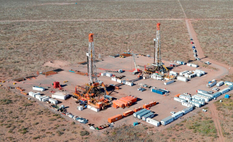 Vaca Muerta, Neuquén, Argentinien, Ölproduktion Argentinien, Neuquén Wirtschaftswachstum, Schieferöl Argentinien, Energieexporte Argentinien, Vaca Muerta Rekordproduktion, Neuquén Unternehmen, Erdöl Argentinien, Gasproduktion Neuquén, YPF Vaca Muerta, Argentinische Energieindustrie, Shale Oil Argentinien, Shale Gas Neuquén, Politikon Chaco, Wirtschaft Argentiniens, Energieboom Argentinien, Neuquén wächst stärker als alle anderen Provinzen, Vaca Muerta verändert Argentiniens Wirtschaft, Zwei Drittel des argentinischen Erdöls kommen aus Neuquén, Energieexporte treiben Argentiniens Handelsüberschuss, Neuquén bleibt einzige Provinz mit Unternehmenswachstum