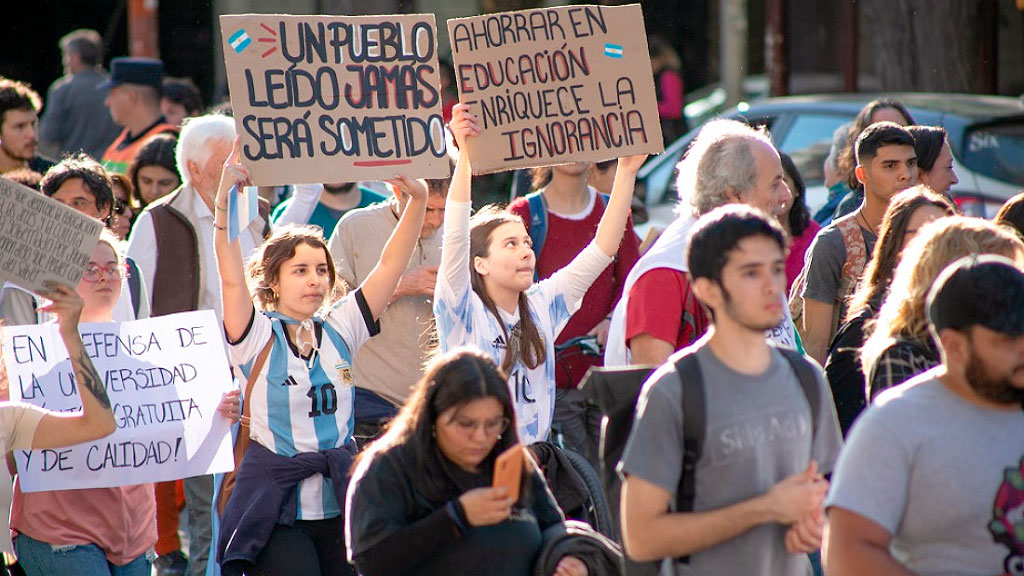 Javier Milei, Universitäten, Hochschulfinanzierungsgesetz, Argentinien, Mileis Universitätskonflikt, Hochschulfinanzierungsgesetz Argentinien, Universitätsmarsch
