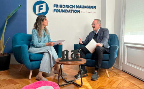 Friedrich-Naumann-Stiftung Argentinien, Argentinisches Tageblatt Podcast, Hans-Dieter Holtzmann, Carolina Iglesias, Deregulierung Mate-Markt, INYM Argentinien, Mate-Export Argentinien Brasilien, Wirtschaftsreformen Milei, Yerba Mate Preise, deutschsprachiger Podcast Buenos Aires