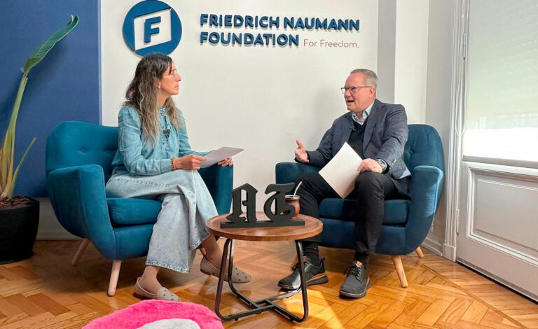 Friedrich-Naumann-Stiftung Argentinien, Argentinisches Tageblatt Podcast, Hans-Dieter Holtzmann, Carolina Iglesias, Deregulierung Mate-Markt, INYM Argentinien, Mate-Export Argentinien Brasilien, Wirtschaftsreformen Milei, Yerba Mate Preise, deutschsprachiger Podcast Buenos Aires