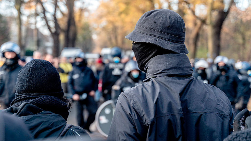 neonazis, Alemania, Fiscalía General Federal, operativo contra neonazis, Jung und Stark Alemania, Deutsche Jugend voran, extremismo de derecha Alemania, jóvenes neonazis Alemania, Stefanie Hubig extrema derecha, Fiscalía General Federal Alemania, ultraderecha juvenil Alemania, redadas neonazis Bundesländer, Letzte Verteidigungswelle