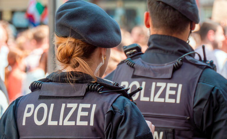neonazis, Alemania, Fiscalía General Federal, operativo contra neonazis, Jung und Stark Alemania, Deutsche Jugend voran, extremismo de derecha Alemania, jóvenes neonazis Alemania, Stefanie Hubig extrema derecha, Fiscalía General Federal Alemania, ultraderecha juvenil Alemania, redadas neonazis Bundesländer, Letzte Verteidigungswelle