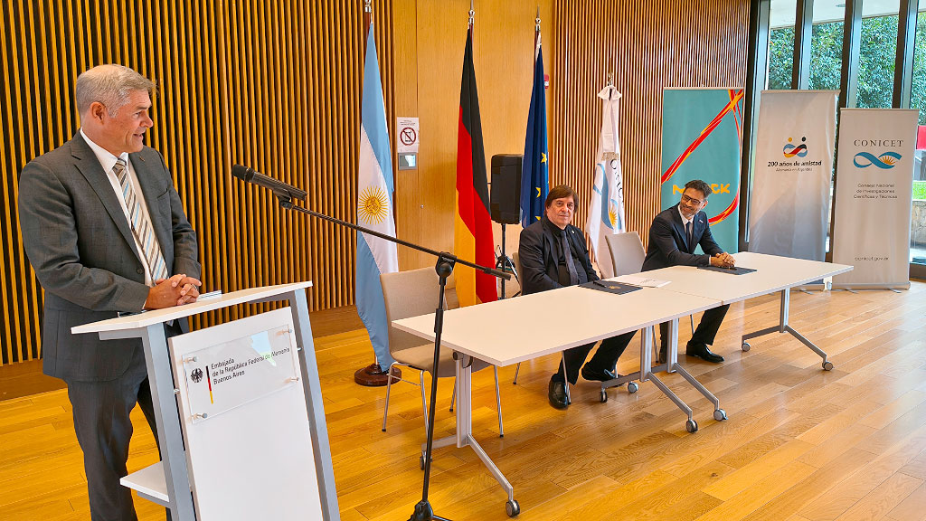 Embajada de Alemania, Premio Merck-CONICET, Innovación en Ciencias de la Salud, Daniel Salamone CONICET, Marcelo Ponte Merck Argentina, Peter Neven Embajada de Alemania, cooperación científica Argentina Alemania, inversión privada en ciencia, alianza público-privada salud, 95 años de Merck en Argentina, DAAD intercambio académico, ciencia argentina financiamiento