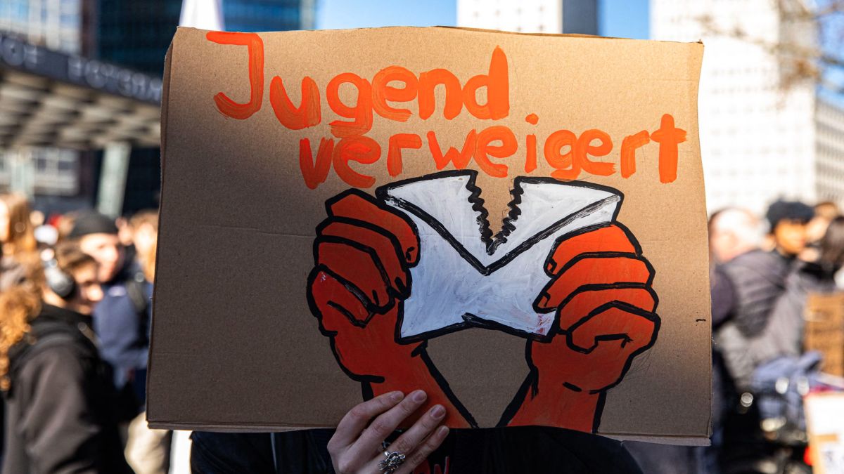 Miles de estudiantes protestan en Alemania contra el rearme y el ...