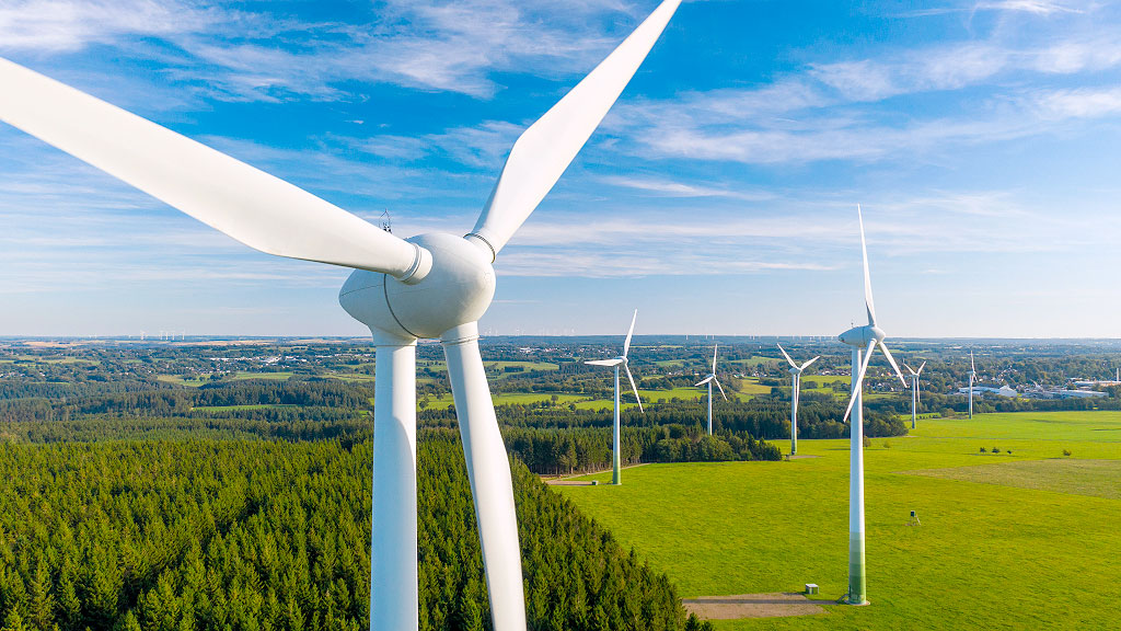 Alemania, electricidad, energías renovables, Transición energética, Energía eólica, Energía solar, Unión Europea, Precios de la electricidad, Energiewende, Red eléctrica, Almacenamiento energético, Baterías, Eurostat, precio de la electricidad en Alemania, electricidad en Alemania, tarifas eléctricas Alemania, energía renovable Alemania, energías renovables Alemania, transición energética alemana, Energiewende, energía eólica Alemania, energía solar Alemania, precio electricidad Unión Europea, mercado eléctrico europeo, almacenamiento de energía, baterías eléctricas Europa, red eléctrica alemana, generación eléctrica Alemania, impuestos electricidad Alemania, electricidad más cara de Europa, energía limpia Alemania, 1KOMMA5°, Ember energía, Eurostat electricidad, Por qué la electricidad sigue siendo tan cara en Alemania, Alemania lidera las energías renovables pero mantiene tarifas eléctricas elevadas, Cómo impactan los impuestos y la red eléctrica en el precio de la electricidad alemana