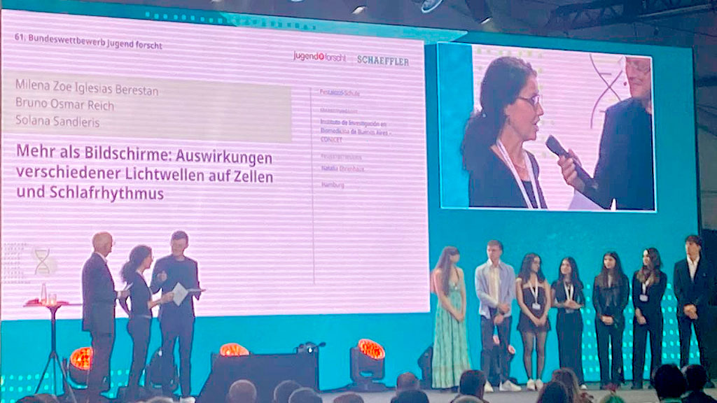 Colegio Pestalozzi, Jugend forscht, Alemania, Hamburgo, Ciencia, Educación, IBioBA, Sociedad Max Planck, Comunidad alemán-argentina, Investigación científica, Estudiantes argentinos, Colegio Pestalozzi Jugend forscht, estudiantes argentinos en Alemania, premio científico en Alemania, Hamburgo, Deutsche Zoologische Gesellschaft, Sociedad Zoológica Alemana, Werner-Rathmayer-Preis, IBioBA, Sociedad Max Planck, investigación científica estudiantil, jóvenes investigadores argentinos, ciencia y educación, comunidad alemana en Argentina, Colegio Pestalozzi Buenos Aires, final nacional Jugend forscht, premio científico alemán, cooperación científica Argentina Alemania, Estudiantes del Colegio Pestalozzi premiados en Alemania, Primer equipo argentino en la final nacional de Jugend forscht, Premio de la Sociedad Zoológica Alemana para estudiantes argentinos
