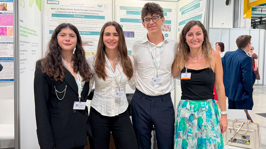 Colegio Pestalozzi, Jugend forscht, Alemania, Hamburgo, Ciencia, Educación, IBioBA, Sociedad Max Planck, Comunidad alemán-argentina, Investigación científica, Estudiantes argentinos, Colegio Pestalozzi Jugend forscht, estudiantes argentinos en Alemania, premio científico en Alemania, Hamburgo, Deutsche Zoologische Gesellschaft, Sociedad Zoológica Alemana, Werner-Rathmayer-Preis, IBioBA, Sociedad Max Planck, investigación científica estudiantil, jóvenes investigadores argentinos, ciencia y educación, comunidad alemana en Argentina, Colegio Pestalozzi Buenos Aires, final nacional Jugend forscht, premio científico alemán, cooperación científica Argentina Alemania, Estudiantes del Colegio Pestalozzi premiados en Alemania, Primer equipo argentino en la final nacional de Jugend forscht, Premio de la Sociedad Zoológica Alemana para estudiantes argentinos