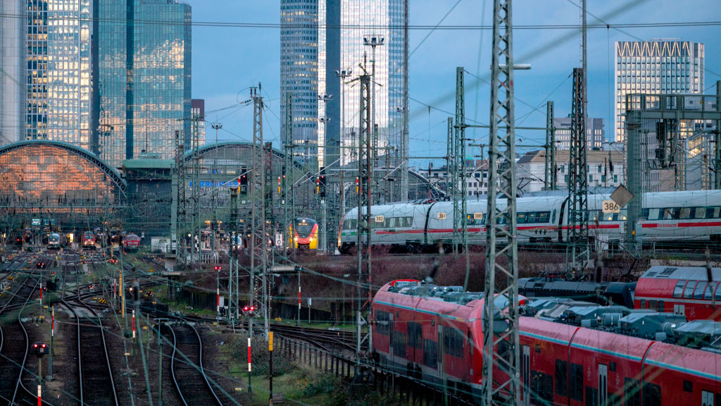 Deutsche Bahn, Infraestructura ferroviaria, Alemania, Transporte ferroviario, Friedrich Merz, Puntualidad ferroviaria, trenes alemanes, ferrocarriles de Alemania, infraestructura ferroviaria alemana, retrasos en Alemania, Patrick Schnieder, Friedrich Merz, DB InfraGo, Philipp Nagl, inversiones ferroviarias Alemania, red ferroviaria alemana, transporte público Alemania, modernización ferroviaria, crisis ferroviaria alemana, FlixTrain, Italo Alemania, por qué los trenes alemanes llegan tarde, crisis de Deutsche Bahn, inversión ferroviaria en Alemania, puntualidad ferroviaria alemana, modernización de la red ferroviaria alemana