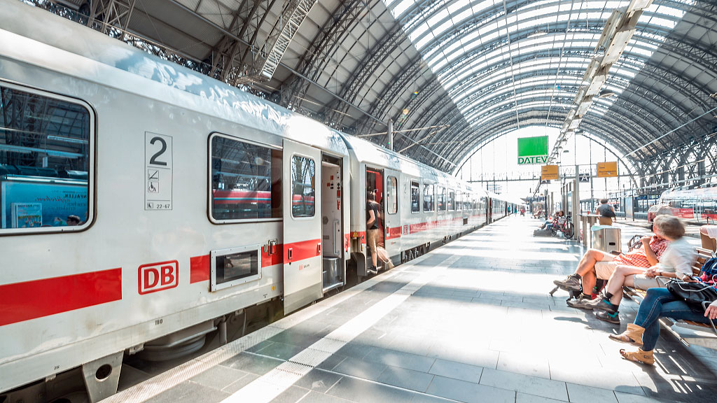 Deutsche Bahn, Infraestructura ferroviaria, Alemania, Transporte ferroviario, Friedrich Merz, Puntualidad ferroviaria, trenes alemanes, ferrocarriles de Alemania, infraestructura ferroviaria alemana, retrasos en Alemania, Patrick Schnieder, Friedrich Merz, DB InfraGo, Philipp Nagl, inversiones ferroviarias Alemania, red ferroviaria alemana, transporte público Alemania, modernización ferroviaria, crisis ferroviaria alemana, FlixTrain, Italo Alemania, por qué los trenes alemanes llegan tarde, crisis de Deutsche Bahn, inversión ferroviaria en Alemania, puntualidad ferroviaria alemana, modernización de la red ferroviaria alemana