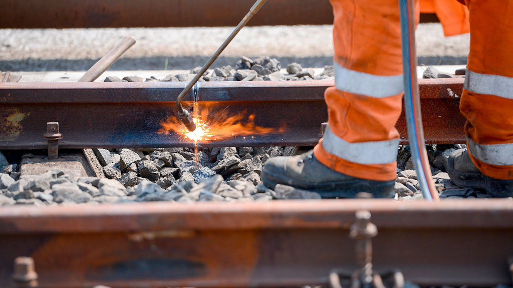Deutsche Bahn, Infraestructura ferroviaria, Alemania, Transporte ferroviario, Friedrich Merz, Puntualidad ferroviaria, trenes alemanes, ferrocarriles de Alemania, infraestructura ferroviaria alemana, retrasos en Alemania, Patrick Schnieder, Friedrich Merz, DB InfraGo, Philipp Nagl, inversiones ferroviarias Alemania, red ferroviaria alemana, transporte público Alemania, modernización ferroviaria, crisis ferroviaria alemana, FlixTrain, Italo Alemania, por qué los trenes alemanes llegan tarde, crisis de Deutsche Bahn, inversión ferroviaria en Alemania, puntualidad ferroviaria alemana, modernización de la red ferroviaria alemana