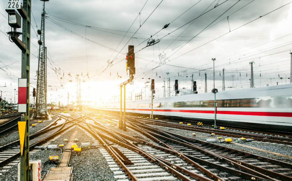 Deutsche Bahn, Infraestructura ferroviaria, Alemania, Transporte ferroviario, Friedrich Merz, Puntualidad ferroviaria, trenes alemanes, ferrocarriles de Alemania, infraestructura ferroviaria alemana, retrasos en Alemania, Patrick Schnieder, Friedrich Merz, DB InfraGo, Philipp Nagl, inversiones ferroviarias Alemania, red ferroviaria alemana, transporte público Alemania, modernización ferroviaria, crisis ferroviaria alemana, FlixTrain, Italo Alemania, por qué los trenes alemanes llegan tarde, crisis de Deutsche Bahn, inversión ferroviaria en Alemania, puntualidad ferroviaria alemana, modernización de la red ferroviaria alemana