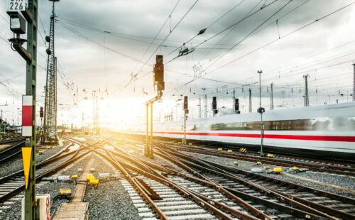 Deutsche Bahn, Infraestructura ferroviaria, Alemania, Transporte ferroviario, Friedrich Merz, Puntualidad ferroviaria, trenes alemanes, ferrocarriles de Alemania, infraestructura ferroviaria alemana, retrasos en Alemania, Patrick Schnieder, Friedrich Merz, DB InfraGo, Philipp Nagl, inversiones ferroviarias Alemania, red ferroviaria alemana, transporte público Alemania, modernización ferroviaria, crisis ferroviaria alemana, FlixTrain, Italo Alemania, por qué los trenes alemanes llegan tarde, crisis de Deutsche Bahn, inversión ferroviaria en Alemania, puntualidad ferroviaria alemana, modernización de la red ferroviaria alemana
