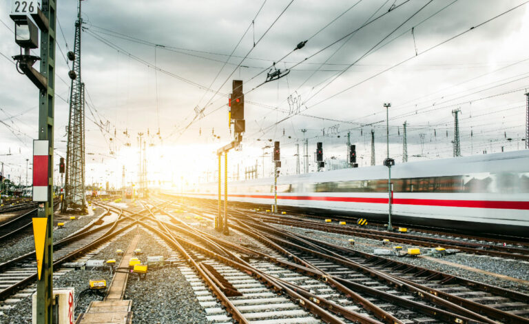 Deutsche Bahn, Infraestructura ferroviaria, Alemania, Transporte ferroviario, Friedrich Merz, Puntualidad ferroviaria, trenes alemanes, ferrocarriles de Alemania, infraestructura ferroviaria alemana, retrasos en Alemania, Patrick Schnieder, Friedrich Merz, DB InfraGo, Philipp Nagl, inversiones ferroviarias Alemania, red ferroviaria alemana, transporte público Alemania, modernización ferroviaria, crisis ferroviaria alemana, FlixTrain, Italo Alemania, por qué los trenes alemanes llegan tarde, crisis de Deutsche Bahn, inversión ferroviaria en Alemania, puntualidad ferroviaria alemana, modernización de la red ferroviaria alemana