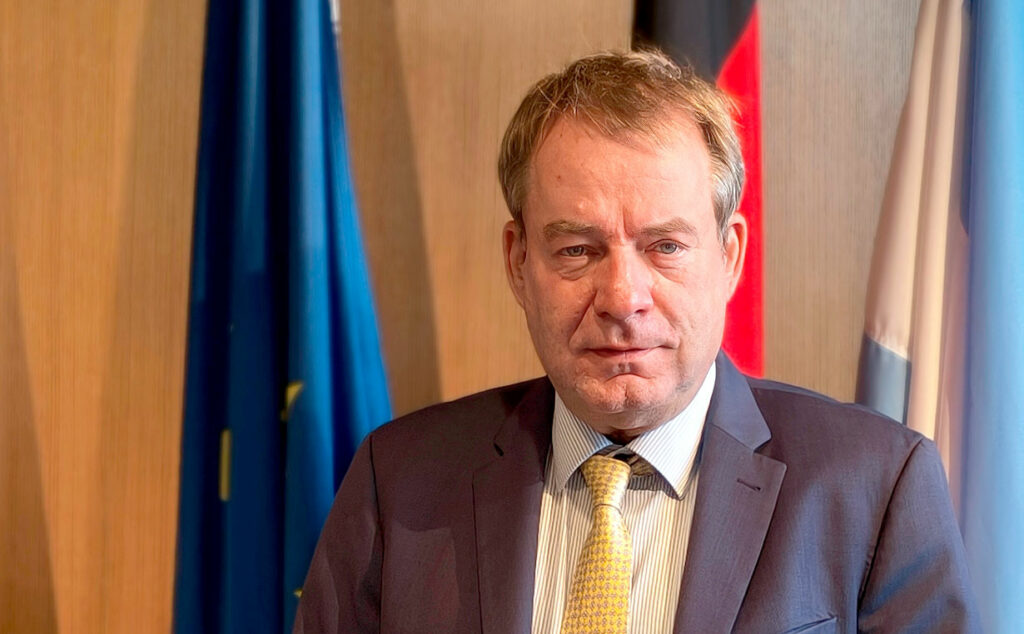 Dieter Lamlé, Argentinien, Deutsche Botschaft, Deutsch-argentinische Beziehungen, Buenos Aires, Deutschland, Deutsche Einwanderung, Deutsche Gemeinschaft, Johann Wadephul, Deutsch-argentinische Wirtschaft, Dieter Lamlé Interview, Deutsch-argentinische Beziehungen, Deutsche Botschaft Buenos Aires, Deutsche Einwanderung in Argentinien, 200 Jahre deutsche Einwanderung, Deutsche Gemeinschaft in Argentinien, Argentinien Deutschland, Deutsche Investitionen in Argentinien, Duales Ausbildungssystem, Johann Wadephul, Vaca Muerta, Daimler Truck Argentinien, Deutsche Wirtschaft in Argentinien, Deutsch-argentinische Zusammenarbeit, Dieter Lamlé verabschiedet sich aus Argentinien, Bilanz des deutschen Botschafters in Argentinien, Zukunft der deutsch-argentinischen Beziehungen, 200 Jahre deutsche Einwanderung in Argentinien, Deutsche Investitionen in Argentinien 2025