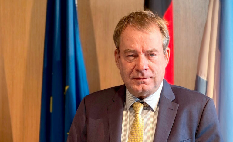 Dieter Lamlé, Argentinien, Deutsche Botschaft, Deutsch-argentinische Beziehungen, Buenos Aires, Deutschland, Deutsche Einwanderung, Deutsche Gemeinschaft, Johann Wadephul, Deutsch-argentinische Wirtschaft, Dieter Lamlé Interview, Deutsch-argentinische Beziehungen, Deutsche Botschaft Buenos Aires, Deutsche Einwanderung in Argentinien, 200 Jahre deutsche Einwanderung, Deutsche Gemeinschaft in Argentinien, Argentinien Deutschland, Deutsche Investitionen in Argentinien, Duales Ausbildungssystem, Johann Wadephul, Vaca Muerta, Daimler Truck Argentinien, Deutsche Wirtschaft in Argentinien, Deutsch-argentinische Zusammenarbeit, Dieter Lamlé verabschiedet sich aus Argentinien, Bilanz des deutschen Botschafters in Argentinien, Zukunft der deutsch-argentinischen Beziehungen, 200 Jahre deutsche Einwanderung in Argentinien, Deutsche Investitionen in Argentinien 2025