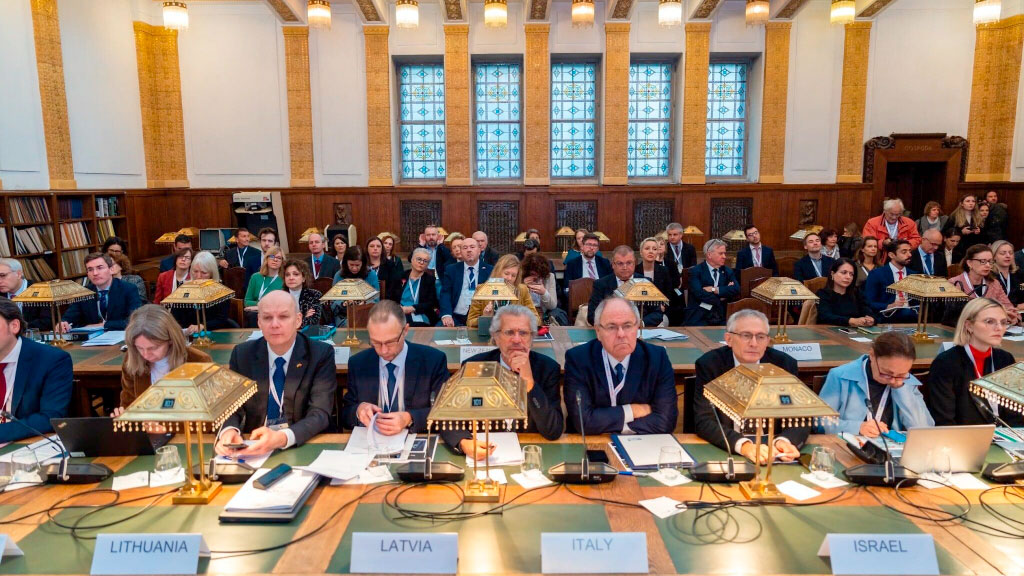 IHRA, Holocaust, Argentinien, Antisemitismus, Buenos Aires, Holocaust-Erinnerung, Michaela Küchler, Marcelo Mindlin, Javier Milei, Pablo Quirno, Erinnerungskultur, Holocaust-Bildung, Internationale Zusammenarbeit, Lateinamerika, Jüdisches Leben, Menschenrechte, Argentinien übernimmt erstmals den Vorsitz der IHRA, Holocaust-Erinnerung über nationale Grenzen hinaus stärken, IHRA-Plenum in Buenos Aires mit Delegierten aus 35 Ländern, Argentinien setzt Fokus auf Bildung und Antisemitismusbekämpfung, Wie die IHRA Erinnerungskultur international fördern will