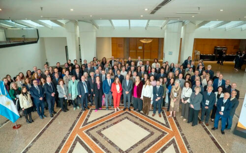 IHRA, Holocaust, Argentinien, Antisemitismus, Buenos Aires, Holocaust-Erinnerung, Michaela Küchler, Marcelo Mindlin, Javier Milei, Pablo Quirno, Erinnerungskultur, Holocaust-Bildung, Internationale Zusammenarbeit, Lateinamerika, Jüdisches Leben, Menschenrechte, Argentinien übernimmt erstmals den Vorsitz der IHRA, Holocaust-Erinnerung über nationale Grenzen hinaus stärken, IHRA-Plenum in Buenos Aires mit Delegierten aus 35 Ländern, Argentinien setzt Fokus auf Bildung und Antisemitismusbekämpfung, Wie die IHRA Erinnerungskultur international fördern will