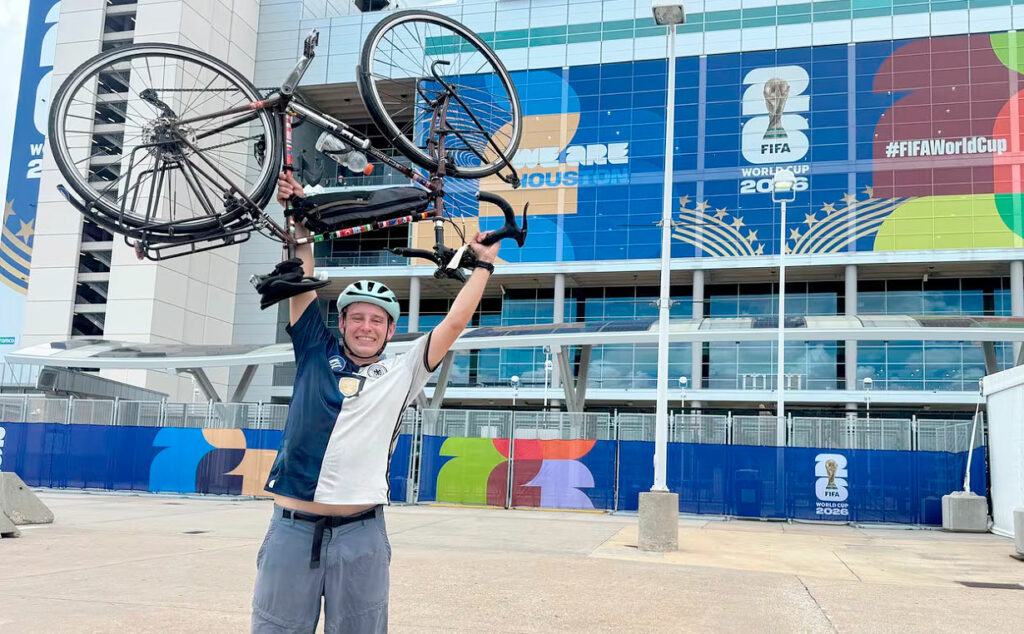 Jakob Alberti, Mundial 2026, Selección de Alemania, Karlsruhe, Fútbol alemán, Houston, Hinchas alemanes, Copa del Mundo, Alemania, DFB, hincha alemán, aventura en bicicleta, viaje alrededor del mundo, Alemania Curazao, alemán viajó en bicicleta al Mundial, Jakob Alberti Mundial 2026, 26000 kilómetros en bicicleta al Mundial, fan alemán recorrió el mundo en bicicleta, viaje de Karlsruhe a Estados Unidos en bicicleta