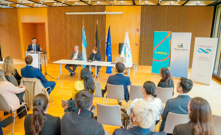 Merck-CONICET, Innovación en Ciencias de la Salud, Embajada de Alemania, Ciencia argentina, Investigación, Emprendedores, Biotecnología, Salud digital, Inteligencia artificial, Cooperación argentino-alemana, Innovación tecnológica, Startups, Premio Merck, Daniel Salamone, Marcelo Ponte, Abrió la convocatoria para el Premio Merck CONICET de Innovación en Ciencias de la Salud 2026, Cómo participar del Premio Merck CONICET 2026, El premio que impulsa proyectos científicos y tecnológicos con impacto en salud