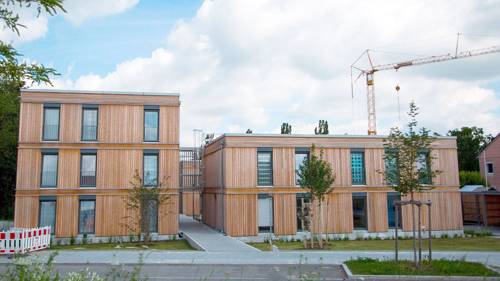 NiTO Holzstein, Construcción sostenible, Alemania, Arquitectura modular, Viviendas de madera, Innovación alemana, Tecnología constructiva, cómo construir una casa en siete días, sistema alemán de construcción en madera, viviendas modulares de madera maciza, construcción sin cemento ni tornillos, tecnología alemana para construir casas