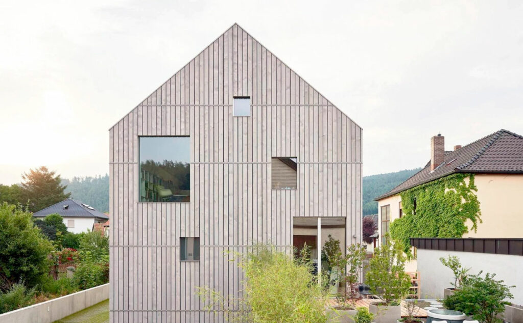 NiTO Holzstein, Construcción sostenible, Alemania, Arquitectura modular, Viviendas de madera, Innovación alemana, Tecnología constructiva, cómo construir una casa en siete días, sistema alemán de construcción en madera, viviendas modulares de madera maciza, construcción sin cemento ni tornillos, tecnología alemana para construir casas