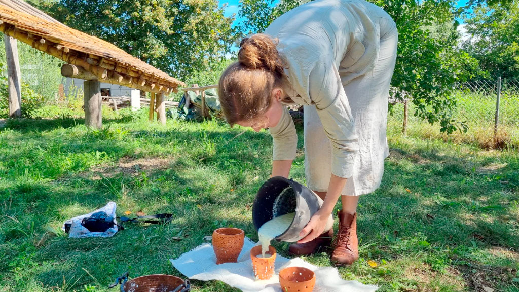 queso, Luise Tiemann, arqueología experimental, Universidad de Múnich, Edad de Piedra, Neolítico, Baviera, Philipp Stockhammer, Historia de la alimentación, Arqueología, Lactosa, Producción de queso, Suiza, Austria, Museo Bajuwarenhof, Cerámica prehistórica, Cómo hacían queso hace 7.000 años, Una arqueóloga alemana recrea técnicas prehistóricas para fabricar queso, El misterio del origen del queso en Europa Central, Qué revelan los recipientes de cerámica sobre la alimentación neolítica, La investigación que busca reconstruir la producción de queso en la Edad de Piedra