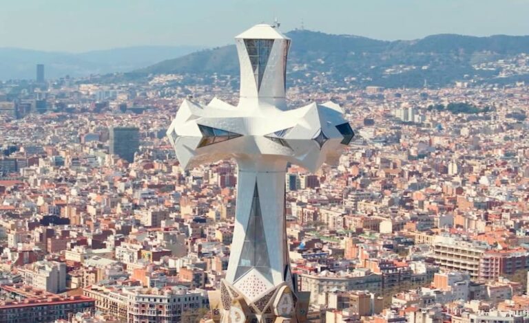 Sagrada Familia, Baviera, Antoni Gaudí, Barcelona, Arquitectura, Alemania, Sagrada Familia Barcelona, cruz bávara, Josef Gartner GmbH, Baviera, Antoni Gaudí, torre de Jesucristo, iglesia más alta del mundo, récord mundial Sagrada Familia, arquitectura alemana, ingeniería alemana, Barcelona, campanario más alto del mundo, cruz de vidrio Sagrada Familia, Gundelfingen an der Donau, patrimonio arquitectónico