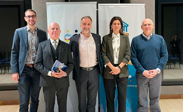 Sociedad Goetheana Argentina, Parlamentarismo alemán, Alemania y Argentina, Ley Fundamental alemana, Bundestag, Senado de Mendoza, Jorge Millán, Andreas Vollmer, Derecho constitucional, Presidencialismo argentino, Democracia parlamentaria, Relaciones argentino-alemanas, 200 años de amistad, Capacitación, Sistemas políticos comparados, Parlamentarismo alemán y presidencialismo argentino: principales diferencias, Programa sobre la Ley Fundamental alemana en Mendoza, La Sociedad Goetheana Argentina analiza el sistema político alemán, Capacitación sobre democracia parlamentaria alemana y presidencialismo argentino, Los 200 años de amistad entre Alemania y Argentina llegan al ámbito académico