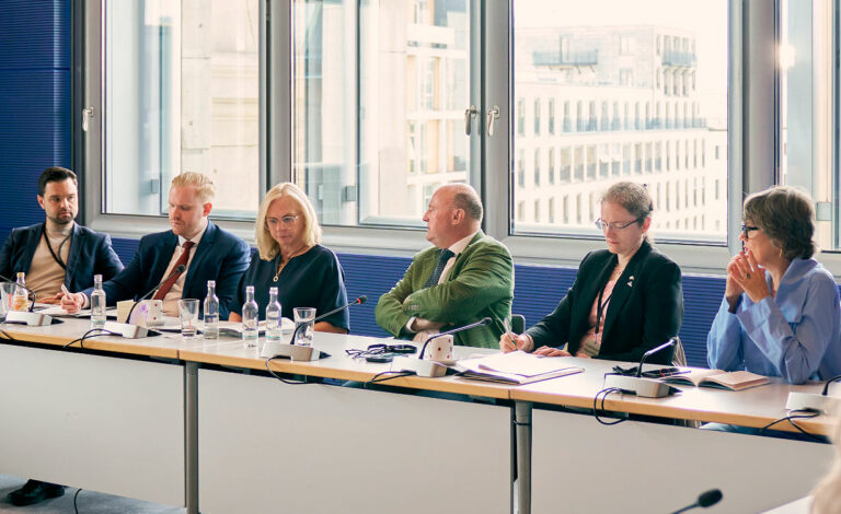 Stiftung Verbundenheit, Bundestag, Andrea Lindholz, Berlín, Comunidades germanoparlantes, Alemania, Cooperación internacional, Cultura alemana, reunión con Andrea Lindholz en el Bundestag, Stiftung Verbundenheit en Berlín, comunidades germanoparlantes y Bundestag, encuentro institucional en el Parlamento alemán