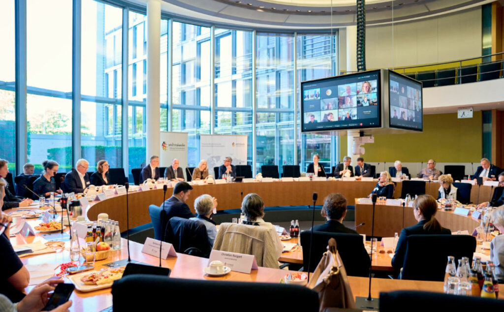 Stiftung Verbundenheit, Comunidades germanoparlantes, Berlín, IBDG, FAAG, Bundestag, Alemanes en el exterior, Cultura alemana, Idioma alemán, Alemania, Comunidad argentino-germana, reunión anual de la Stiftung Verbundenheit en Berlín, comunidades germanoparlantes y Alemania, fortalecimiento del alemán como lengua de origen, alemanes residentes en el exterior derecho al voto, cooperación entre Alemania y comunidades germanoparlantes