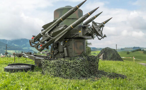 Suiza, Defensa antiaérea, Patriot, Consejo Federal Suizo, Martin Pfister, Defensa europea, Israel, Francia, Corea del Sur, Misiles Patriot, Seguridad europea, Industria de defensa, Suiza compra un segundo sistema antimisiles, por qué Suiza busca alternativas al Patriot, Suiza negocia sistemas de defensa con Israel, retraso en la entrega de los Patriot, Suiza reduce su dependencia militar de Estados Unidos
