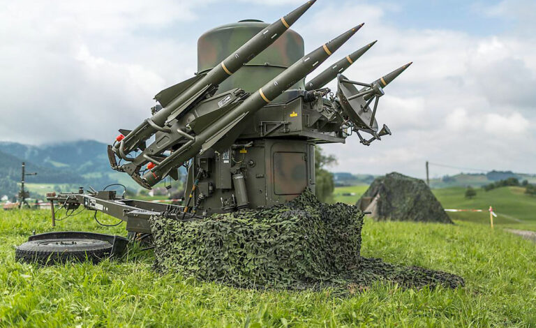 Suiza, Defensa antiaérea, Patriot, Consejo Federal Suizo, Martin Pfister, Defensa europea, Israel, Francia, Corea del Sur, Misiles Patriot, Seguridad europea, Industria de defensa, Suiza compra un segundo sistema antimisiles, por qué Suiza busca alternativas al Patriot, Suiza negocia sistemas de defensa con Israel, retraso en la entrega de los Patriot, Suiza reduce su dependencia militar de Estados Unidos