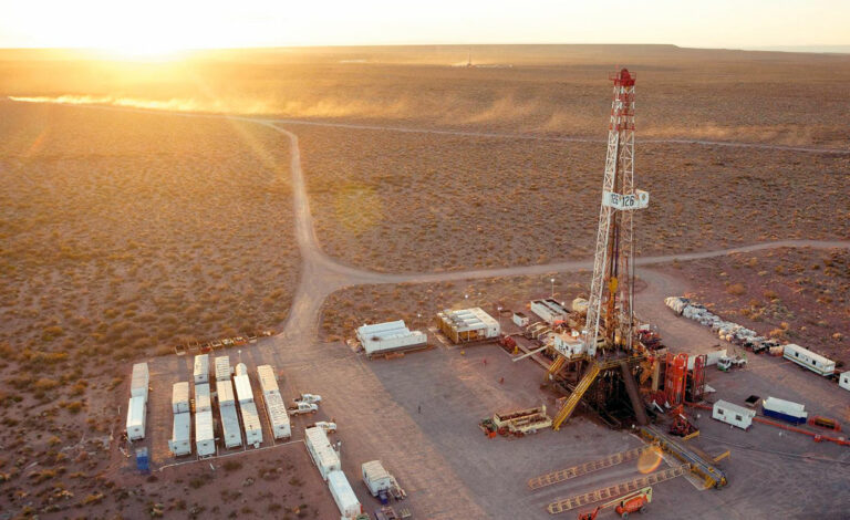 Vaca Muerta, Tecpetrol, Erdölingenieurwesen, Energiebranche, Argentinien, Fortín de Piedra, Ingenieurausbildung, Öl und Gas, Fachkräftemangel in Vaca Muerta, nur 70 Erdölingenieure in Argentinien, Tecpetrol fördert Nachwuchs für Energiebranche, Ausbildung für die Öl- und Gasindustrie, Vaca Muerta sucht dringend Ingenieure