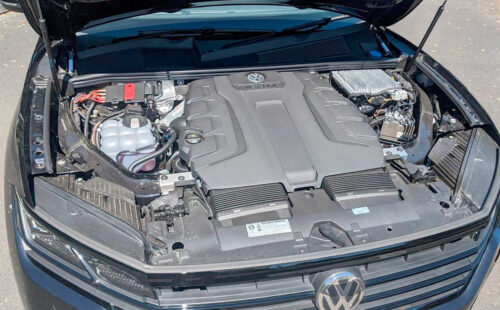 Volkswagen, Motores de combustión, Combustibles sintéticos, Industria automotriz, Alemania, E-fuels, Unión Europea, Transición energética, Mazda, Skyactiv-X, Tecnología automotriz, Bruselas, Euro 7, Movilidad sostenible, Combined Combustion System, Volkswagen motor del futuro, motor de combustión Europa, combustibles sintéticos, e-fuels, Volkswagen e-fuels, motor gasolina y diésel, tecnología automotriz alemana, motores de combustión 2035, regulación europea automóviles, Mazda Skyactiv-X, combustión por compresión, industria automotriz europea, futuro de los motores de combustión, combustibles alternativos, Euro 7, Volkswagen Alemania, El motor de Volkswagen que podría salvar la combustión en Europa, Cómo funciona el motor que combina tecnologías de gasolina y diésel, Por qué los combustibles sintéticos pueden cambiar el futuro del automóvil europeo