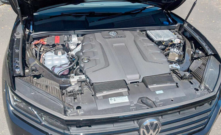 Volkswagen, Motores de combustión, Combustibles sintéticos, Industria automotriz, Alemania, E-fuels, Unión Europea, Transición energética, Mazda, Skyactiv-X, Tecnología automotriz, Bruselas, Euro 7, Movilidad sostenible, Combined Combustion System, Volkswagen motor del futuro, motor de combustión Europa, combustibles sintéticos, e-fuels, Volkswagen e-fuels, motor gasolina y diésel, tecnología automotriz alemana, motores de combustión 2035, regulación europea automóviles, Mazda Skyactiv-X, combustión por compresión, industria automotriz europea, futuro de los motores de combustión, combustibles alternativos, Euro 7, Volkswagen Alemania, El motor de Volkswagen que podría salvar la combustión en Europa, Cómo funciona el motor que combina tecnologías de gasolina y diésel, Por qué los combustibles sintéticos pueden cambiar el futuro del automóvil europeo