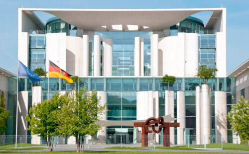 Alemania, Talibanes, Friedrich Merz , Deportaciones, Alexander Dobrindt, Afganistán, Pro Asyl, derechos humanos, política migratoria, Hamid Nangialay Kabiri, Alemania negocia con los talibanes, deportaciones de afganos desde Alemania, Alemania permite diplomáticos talibanes, Merz deportaciones Afganistán, política migratoria alemana Afganistán