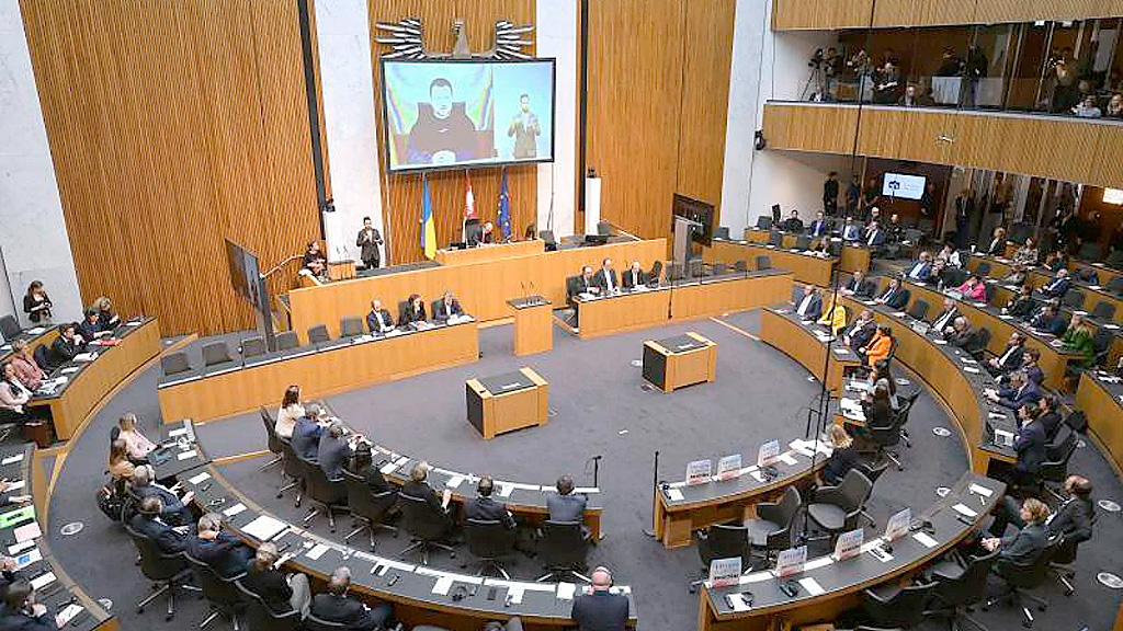 Austria, Redes sociales, Unión Europea, menores de 14 años, prohibición de redes sociales, TikTok, Instagram, Snapchat, Magnus Brunner, verificación de edad, educación digital, alfabetización mediática, protección de menores, ciberbullying, regulación de redes sociales, seguridad digital infantil