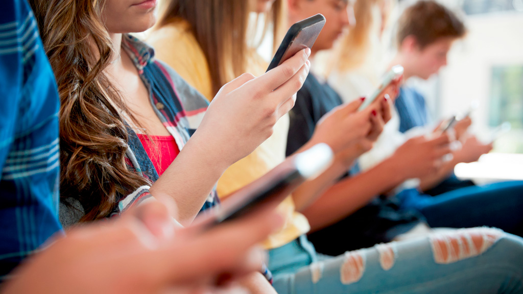 Austria, Redes sociales, Unión Europea, menores de 14 años, prohibición de redes sociales, TikTok, Instagram, Snapchat, Magnus Brunner, verificación de edad, educación digital, alfabetización mediática, protección de menores, ciberbullying, regulación de redes sociales, seguridad digital infantil
